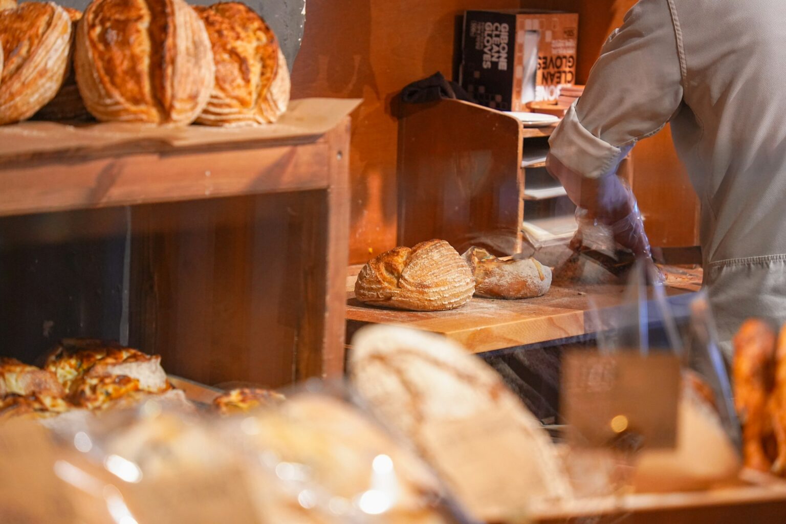 「没頭する / up to the elbows in」のイメージ